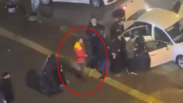 Polis, el bombası ele geçirilen araçtaki şüphelileri akaryakıt istasyonu çalışanlarının kıyafetini giyip yakalamış