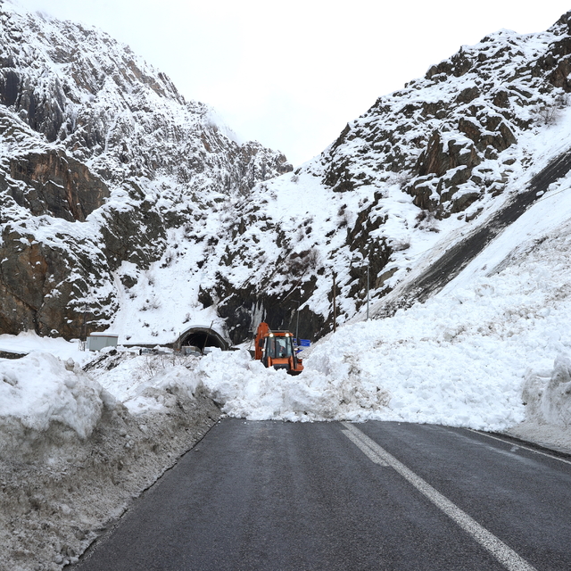Hakkari-Van kara yolunda farklı noktalara düşen çığ temizlendi