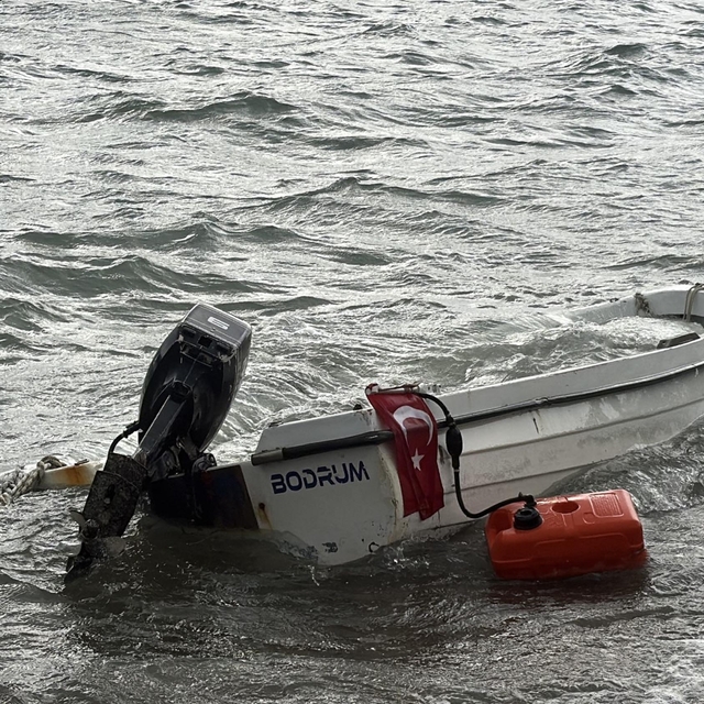 Bodrum'da fırtına; tekneler karaya oturdu, feribot seferi iptal edildi