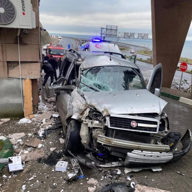 Zonguldak'ta hafif ticari aracın güvenlik kulübesine çarpması sonucu 2 kişi...