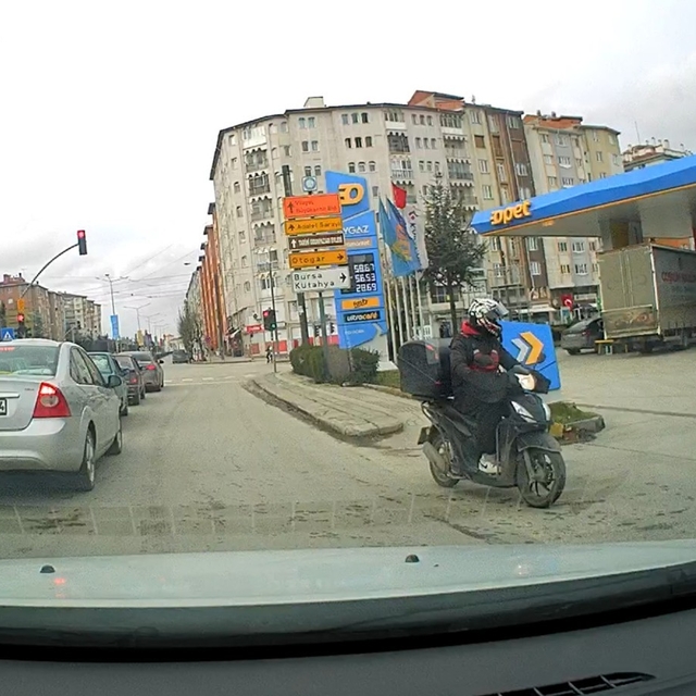 Cumhuriyet Bulvarı'nda motosikletli kuryeden ters yön ihlali