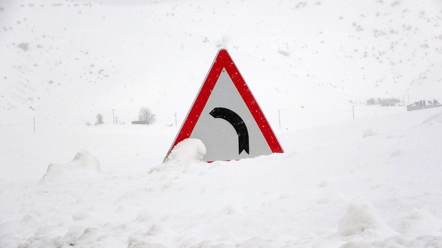 Kar yağışı Bitlis'te etkisini artırdı: 100 köy yolu ulaşıma kapandı