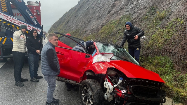 Balıkesir'de otomobil yoldan çıktı: 2 yaralı