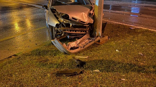 D-650 kara yolunda iki otomobil çarpıştı: 3 yaralı
Direğe ok gibi saplanarak durabildi