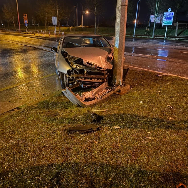 D-650 kara yolunda iki otomobil çarpıştı: 3 yaralı
Direğe ok gibi saplanara...