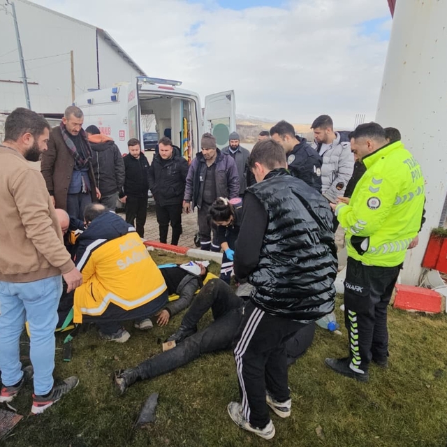 Kontrolden çıkan hafif ticari araç akaryakıt istasyonuna daldı: 2 yaralı