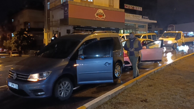 Ehliyetsiz sürücü kırmızı ışıkta bekleyen araca çarptı
Sürücü ve araç sahibine toplam 46 bin lira idari para cezası uygulandı