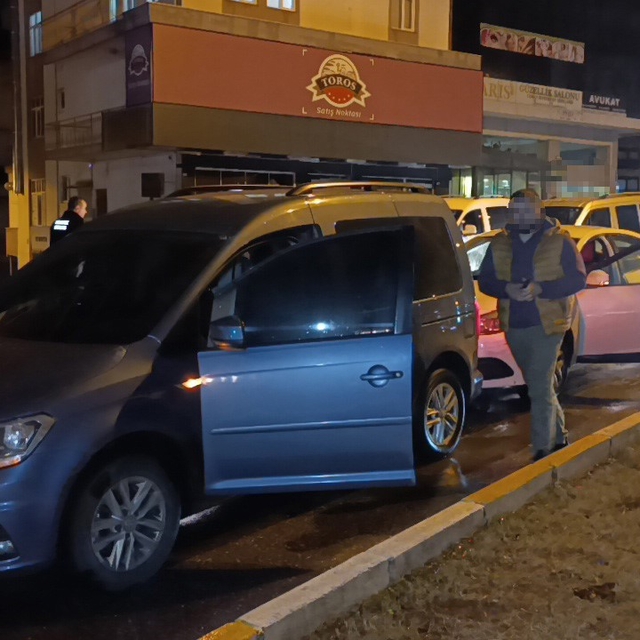 Ehliyetsiz sürücü kırmızı ışıkta bekleyen araca çarptı
Sürücü ve araç sahib...