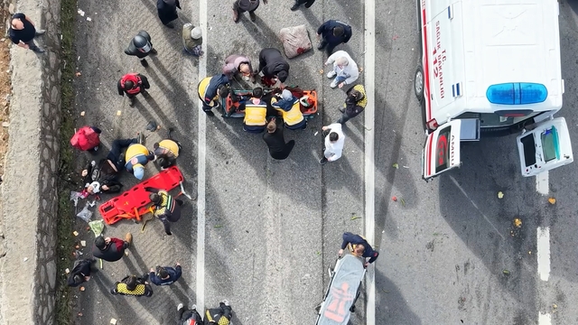 Otomobilin çarptığı elektrikli bisiklet hurdaya döndü: 2 ağır yaralı