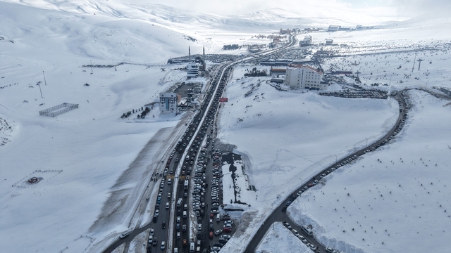Erciyes Kayak Merkezi'nde sömestirin son gününde trafik yoğunluğu