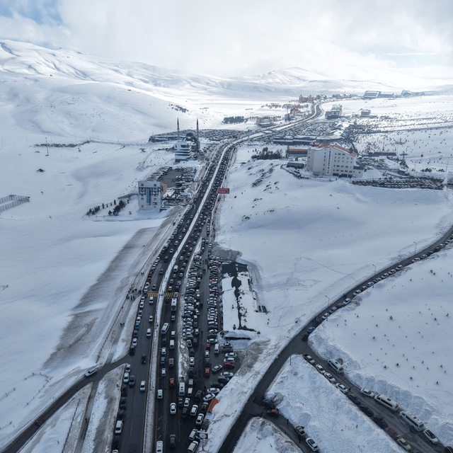 Erciyes Kayak Merkezi'nde sömestirin son gününde trafik yoğunluğu