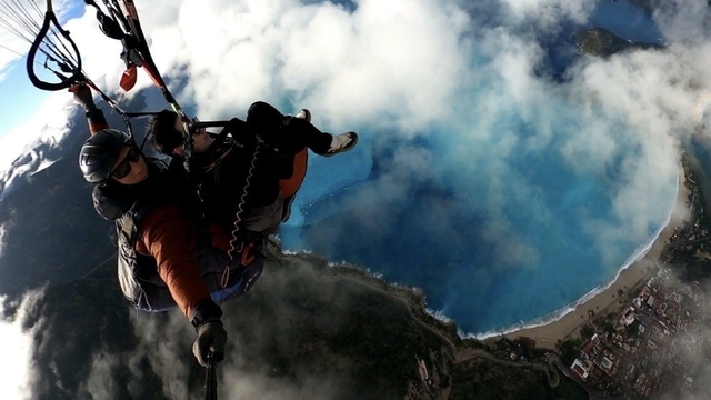 Yamaç paraşütü sırasında Ölüdeniz'de oluşan renk geçişleri görüntülendi