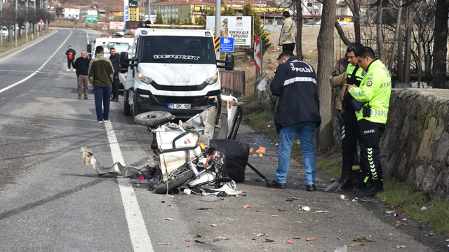 Kırıkkale'de 3 aracın karıştığı trafik kazasında biri ağır 2 kişi yaralandı