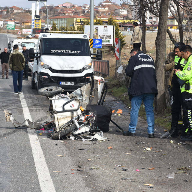 Kırıkkale'de 3 aracın karıştığı trafik kazasında biri ağır 2 kişi yaralandı