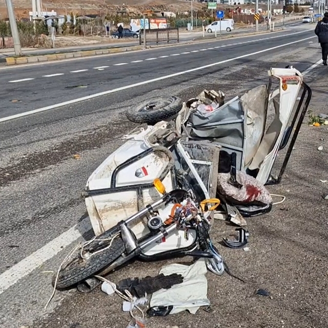 Kırıkkale'de 3 aracın karıştığı kazada, 1'i ağır 2 kişi yaralandı