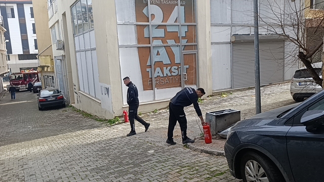 İtfaiyeye park engeli: İtfaiye erleri yangına tüplerle koşarak müdahale etti
Sokaklara park eden otomobiller yüzünden itfaiye aracı giremedi, yangın tüpleriyle müdahale ettiler