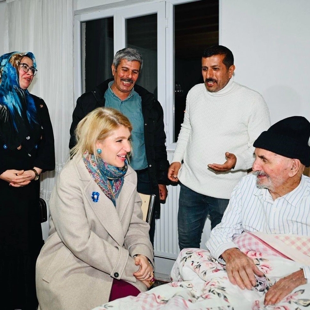 Milletvekili Ölmeztoprak, esnaf ve vatandaşlarla bir araya geldi