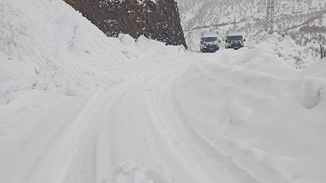 Şirvan'da yolda kalan araçlar kurtarıldı
