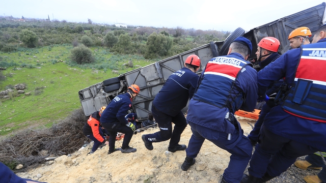 Kazada yaralanan yolcu o anları anlattı: "Önce yan yatıp süründük, sonra bariyer saplandı"
"Şoför çok hızlı geliyordu virajı alamadı, otobüs doluydu"
"Bu yol ölüm makinesi gibi, kaç defa kaza oldu, haddi hesabı yok"