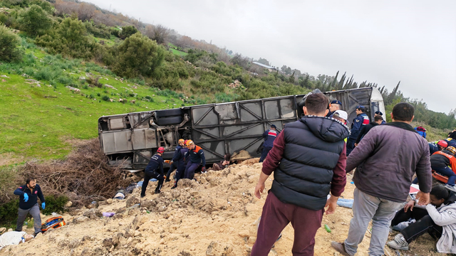 Antalya'da yolcu otobüsü devrildi; 9 ölü, 25 yaralı (6)