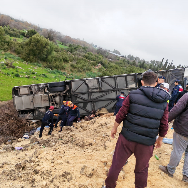 Antalya'da yolcu otobüsü devrildi; 9 ölü, 25 yaralı (6)