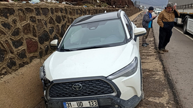 Otomobil ile hafif ticari araç çarpıştı: 2'si çocuk, 5 yaralı