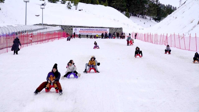 Palandöken Kent Ormanı'ndaki kızak pisti, yarıyıl tatilinde 25 bini aşkın misafiri ağırladı