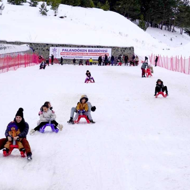Palandöken Kent Ormanı'ndaki kızak pisti, yarıyıl tatilinde 25 bini aşkın m...