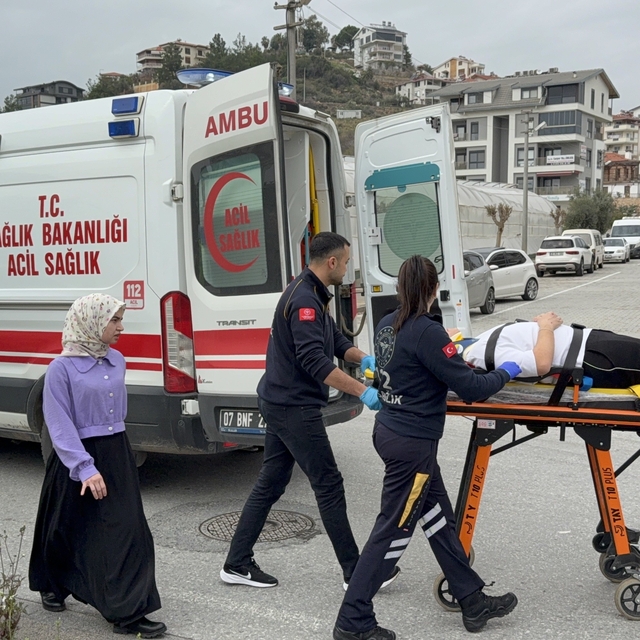 Yaralıya ilk müdahale tesadüfen olay yerinden geçen acil doktorundan
Gazipa...