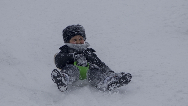 Kars'ta yarıyıl tatilinin son gününde çocuklar kızak keyfi yaptı