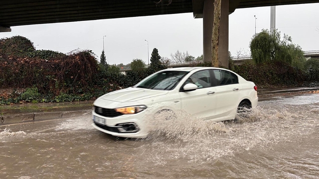 İzmir'de sağanak; cadde ve sokaklar göle döndü