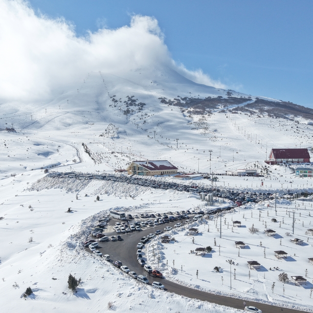 Yıldız Dağı hafta sonu kayakseverlerle doldu