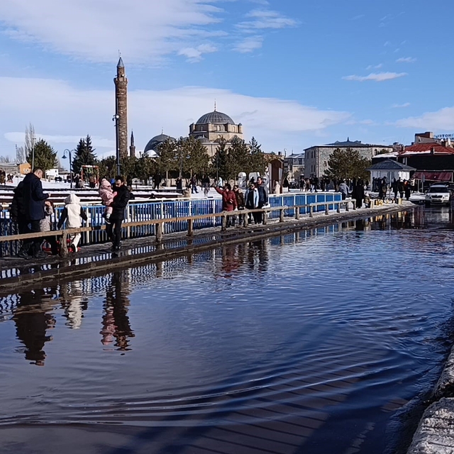 Kars'ta bahar havası: Güneşi gören kendisini dışarı attı