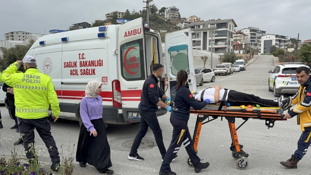 Yaralıya ilk müdahale tesadüfen olay yerinden geçen acil doktorundan
Gazipaşa'da motosiklet ile otomobil çarpıştı: 1 yaralı