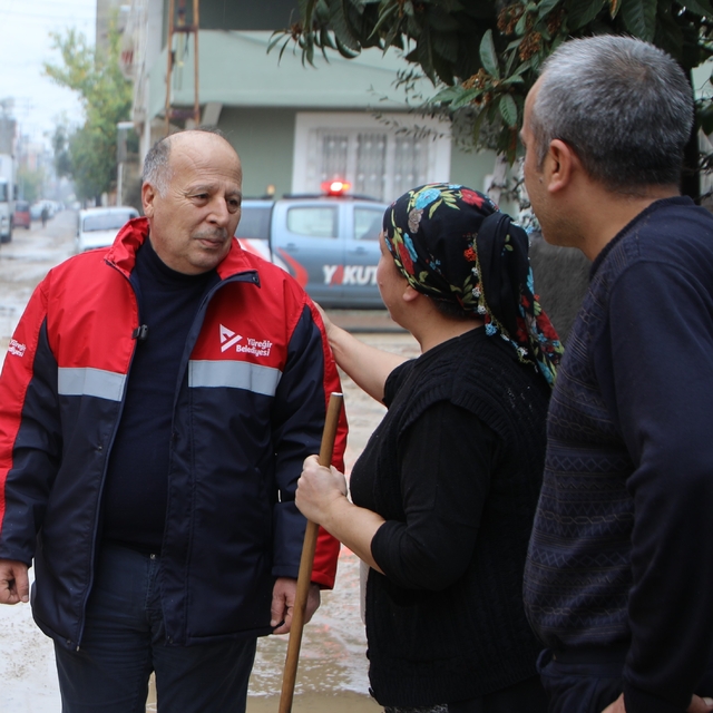 Yüreğir Belediyesi selde mağdur olan vatandaşları yalnız bırakmadı