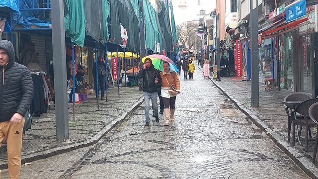Edirne'de beklenen yağış başladı