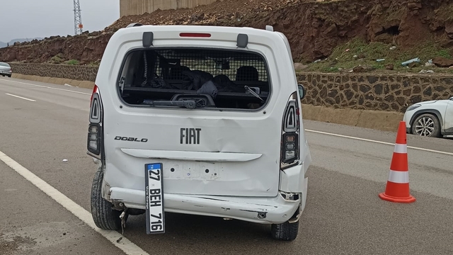 Gaziantep'te otomobille hafif ticari aracın çarpıştığı kazada 5 kişi yaralandı