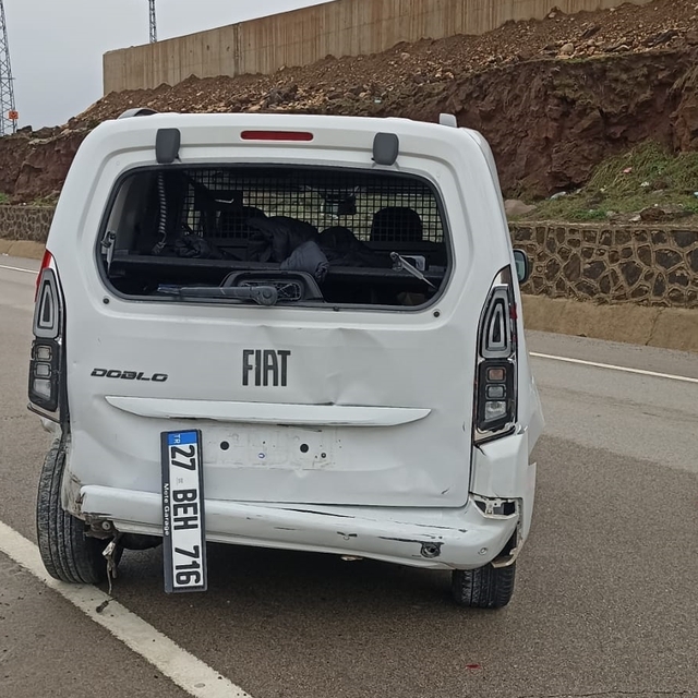 Gaziantep'te otomobille hafif ticari aracın çarpıştığı kazada 5 kişi yarala...