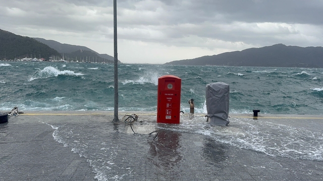Marmaris'te şiddetli rüzgar denizi taşırdı