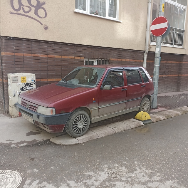 Kaldırıma park eden sürücü hem yayaları hem de engellileri hiçe saydı