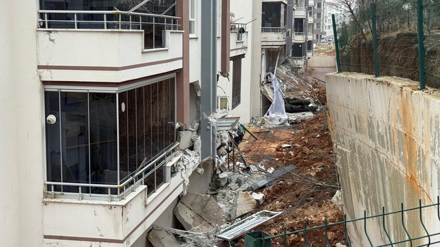 Gaziantep'te sitenin istinat duvarı çökmesi sonucu 4 dairede hasar oluştu