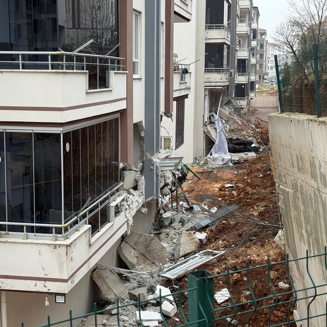 Gaziantep'te sitenin istinat duvarı çökmesi sonucu 4 dairede hasar oluştu