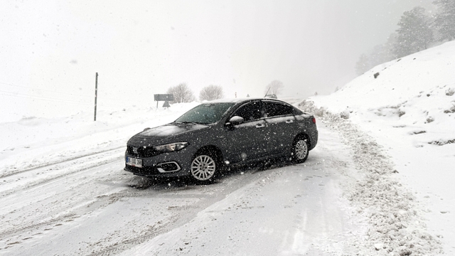 Ardahan'da kar ve tipi nedeniyle yolda mahsur kalan 3 araç kurtarıldı