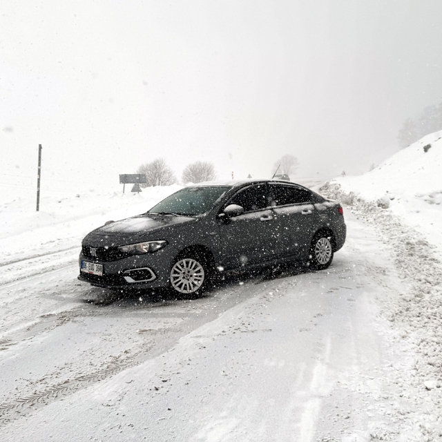Ardahan'da kar ve tipi nedeniyle yolda mahsur kalan 3 araç kurtarıldı