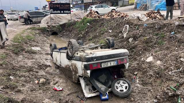 Hatay'da devrilen otomobildeki 3 kişi yaralandı