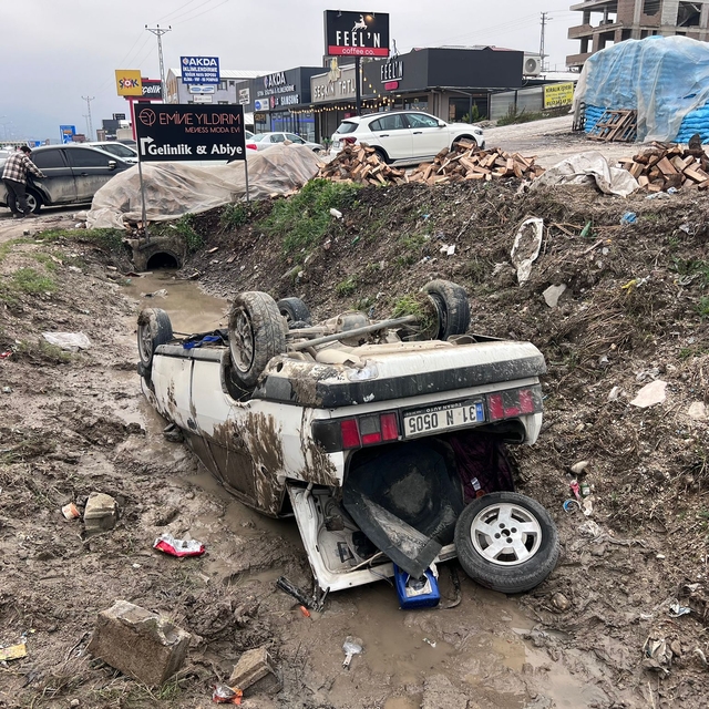 Hatay'da devrilen otomobildeki 3 kişi yaralandı