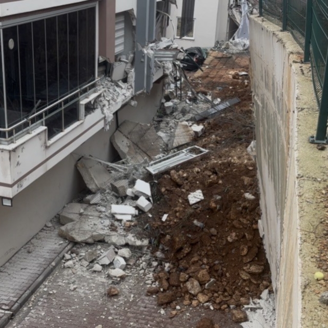 Gaziantep'te facianın eşiğinden dönüldü: Sitenin istinat duvarı araçların ü...