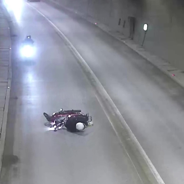 Tünelde motosikletten düşüp metrelerce sürüklendi: Kaza anı kamerada