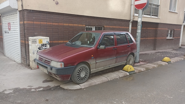 Kaldırıma park eden sürücü hem yayaları hem de engellileri hiçe saydı