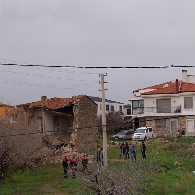 Çeşme'de sağanak yağış ve fırtına günlük yaşamı zorlaştırdı